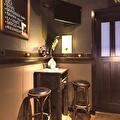 Statafel bij de bar van Café Ossenvoort