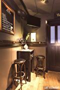 Statafel bij de bar van Café Ossenvoort