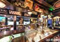 De tap en de glazen achter de bar