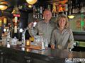 Anja en Hans Ossenvoort achter de bar van hun café