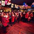 Feestende leden van De Osseköpkes in Café Ossenvoort