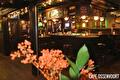 De bar met bloemen op de voorgrond